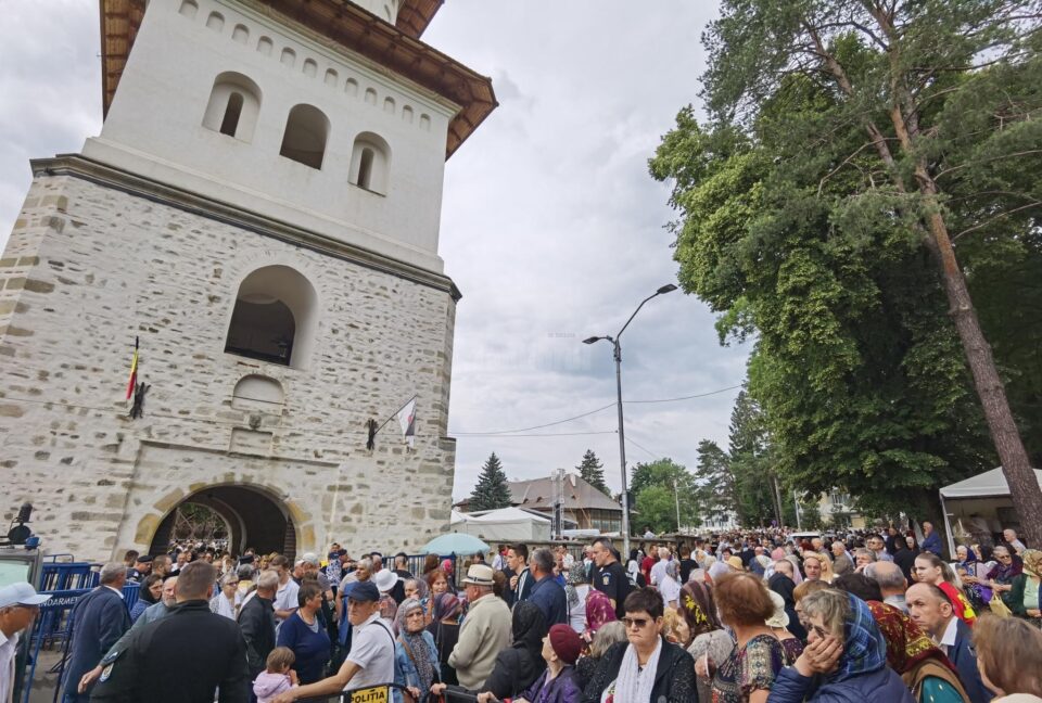 Mii de credincioși, prezenți la Sfânta Liturghie, de Hramul Sucevei