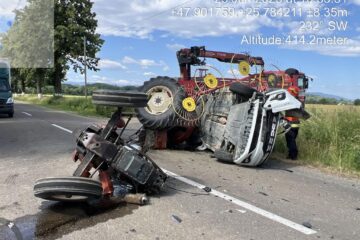 Un autoturism și un tractor s-au ciocnit violent în cursul zilei de miercuri