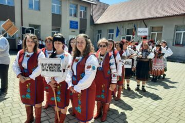 Festivalul interetnic „Conviețuiri”, cu parada grupurilor folclorice, la Negostina
