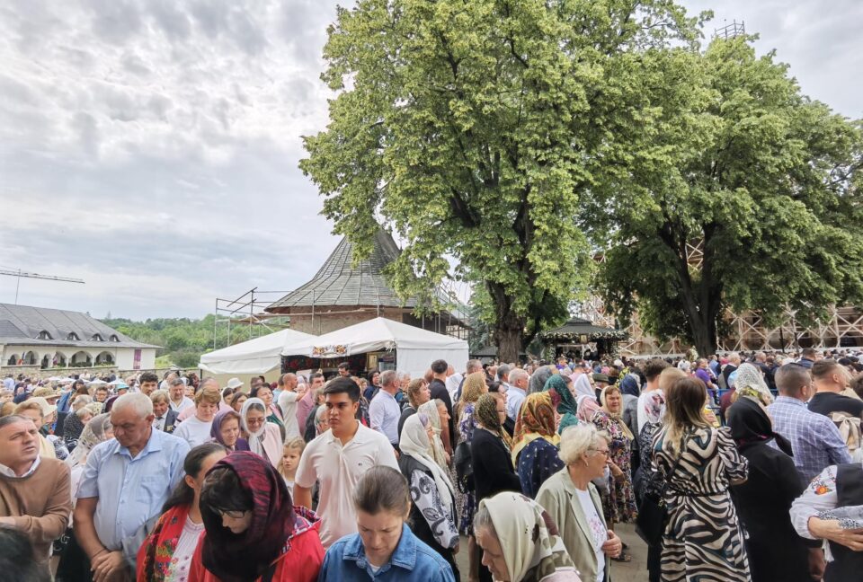 Mii de credincioși prezenți la Sfânta Liturghie, de Hramul Sucevei