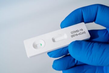 Noua formă de Covid-19, cu simptomul de „lamă de ras în gât”, diagnosticată în iunie la 18 suceveni