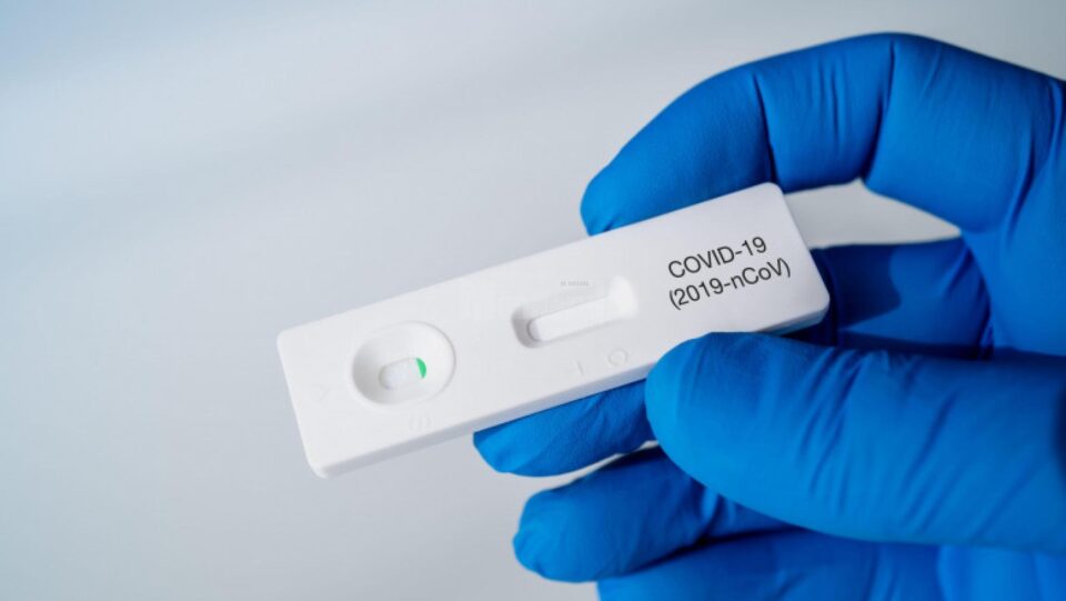 Noua formă de Covid-19, cu simptomul de „lamă de ras în gât”, diagnosticată în iunie la 18 suceveni Noua formă de Covid-19, cu simptomul de „lamă de ras în gât”, diagnosticată în iunie la 18 suceveni