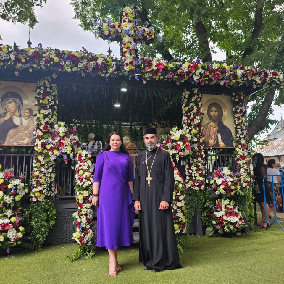 Consulul general la Cernăuți, Irina-Loredana Stănculescu, și preotul Mihai Cobziuc