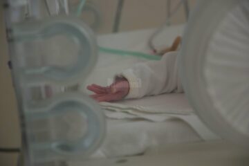 Pedeapsă redusă simțitor pentru o mamă care și-a ucis bebelușul și apoi l-a aruncat la gunoi