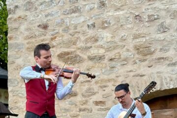 Violonistul Alexandru Tomescu și chitaristul Dragoș Ilie, în concert la Mânăstirea Bogdana din Rădăuți