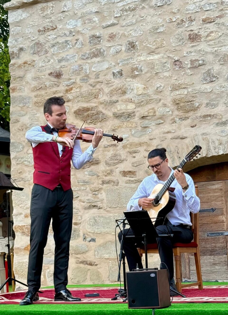Violonistul Alexandru Tomescu și chitaristul Dragoș Ilie, în concert la Mânăstirea Bogdana din Rădăuți