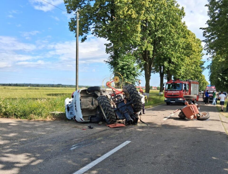 Un tractor și un autoturism s-au ciocnit puternic, iar cei doi conducători au fost răniți Un tractor și un autoturism s-au ciocnit puternic, iar cei doi conducători au fost răniți