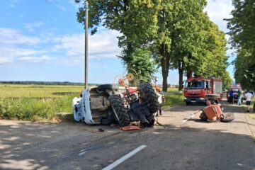 Un tractor și un autoturism s-au ciocnit puternic, iar cei doi conducători au fost răniți