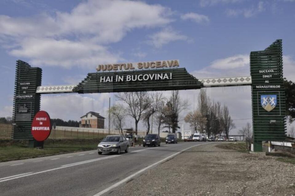 Vechea poartă de intrare, construită în anul 2010, a fost desființată deoarece se degradase Vechea poartă de intrare, construită în anul 2010, a fost desființată deoarece se degradase