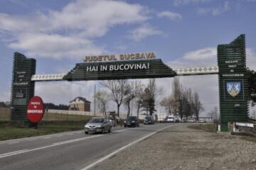 Vechea poartă de intrare, construită în anul 2010, a fost desființată deoarece se degradase