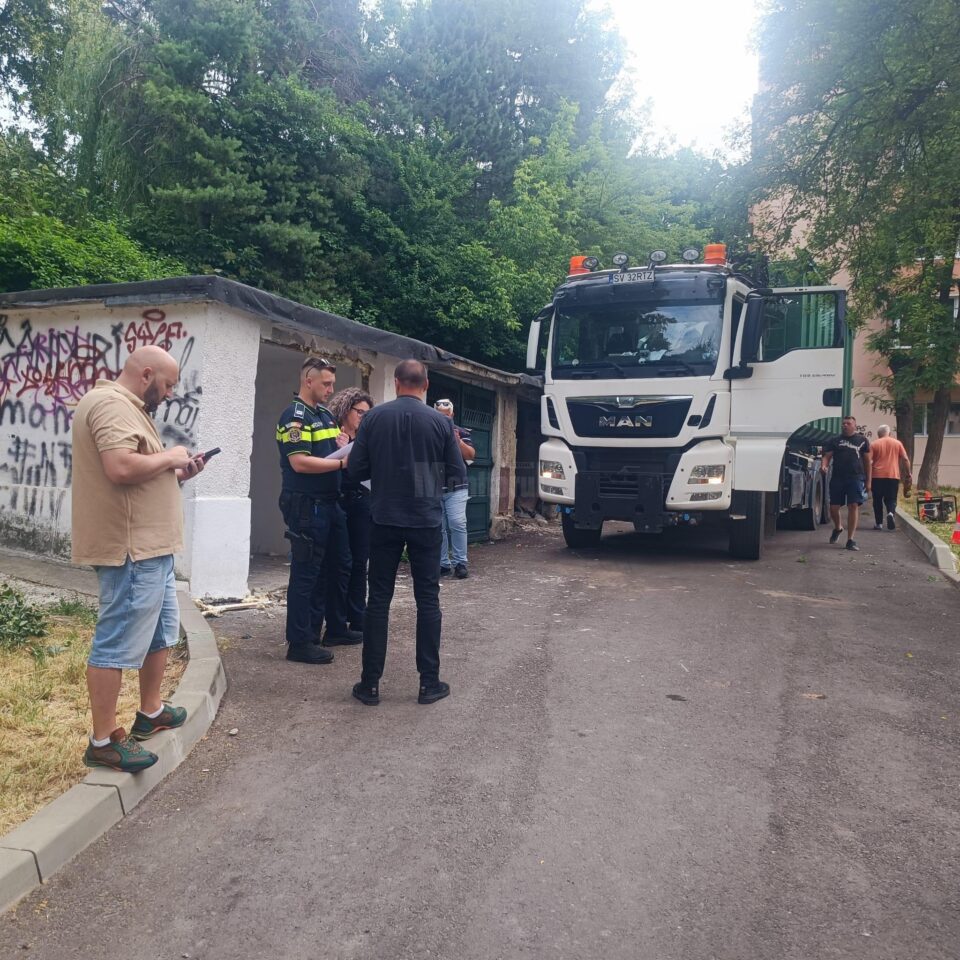 Demolarea garajelor de pe str. Leca Morariu i-a scos în stradă pe proprietari, care protestează