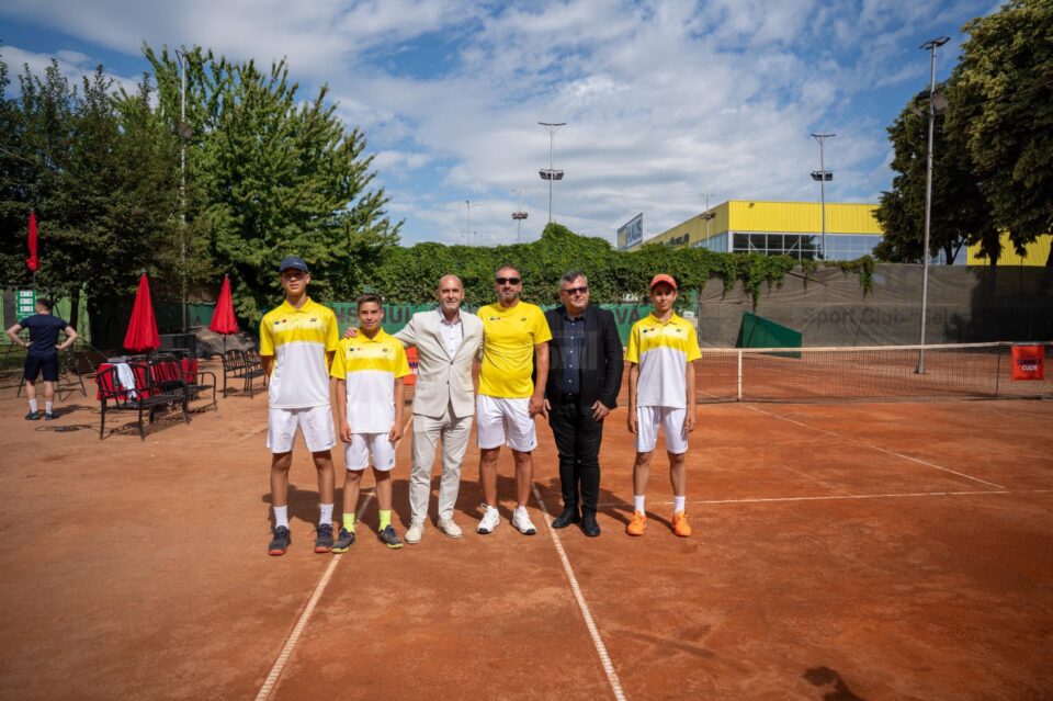 Cezar Ioja și Nicolae Robu alături de componenții echipei României