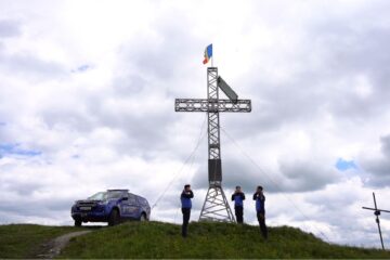 Ziua Drapelului Național, jandarmii dorneni au arborat Tricolorul pe Vârful Oușoru (1.639 m), din Munții Suhard