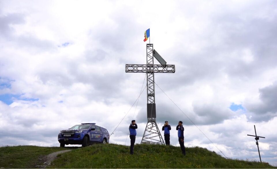 Ziua Drapelului Național, jandarmii dorneni au arborat Tricolorul pe Vârful Oușoru (1.639 m), din Munții Suhard
