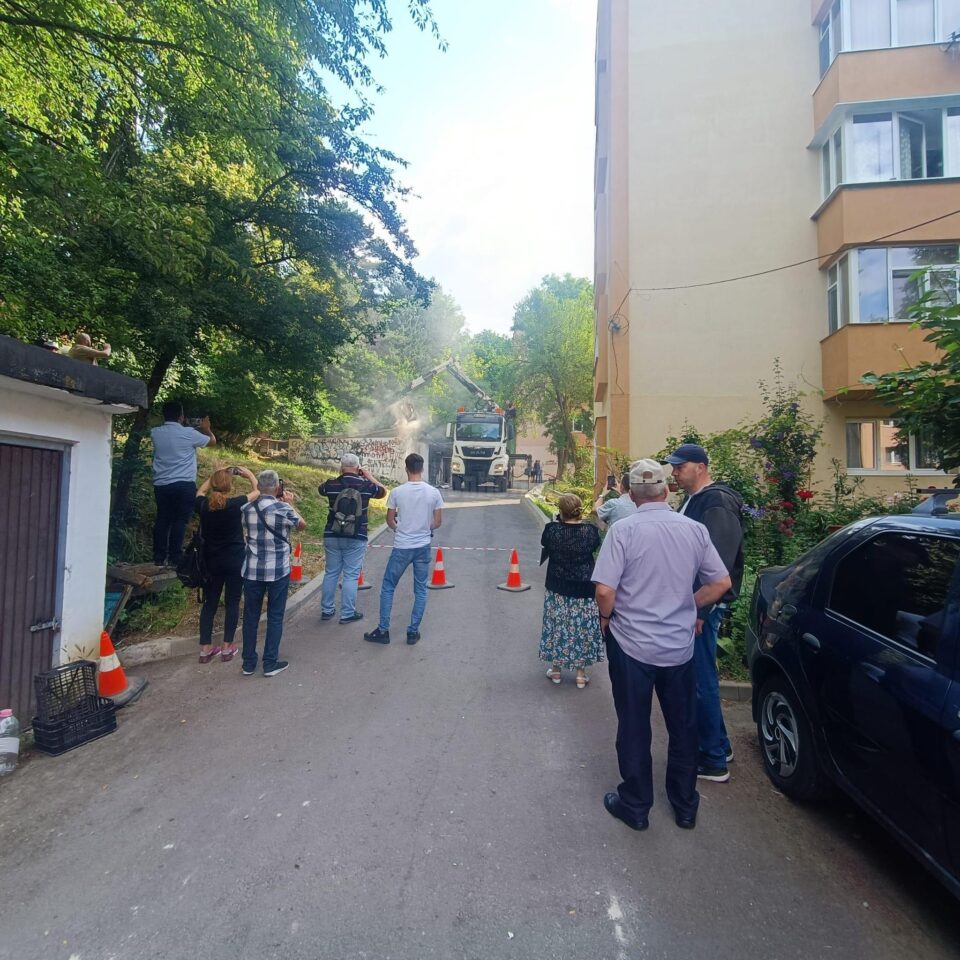 Demolarea garajelor de pe str. Leca Morariu i-a scos în stradă pe proprietari, care protestează