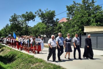Festivalul interetnic „Conviețuiri”, cu parada grupurilor folclorice, la Negostina