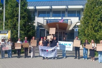 Mai mulți studenți suceveni au protestat împotriva tăierii burselor de către actualul Guvern