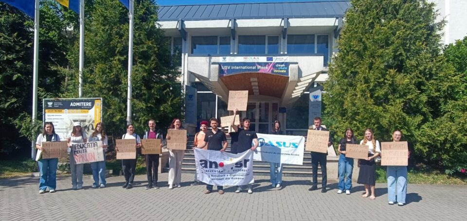 Mai mulți studenți suceveni au protestat împotriva tăierii burselor de către actualul Guvern