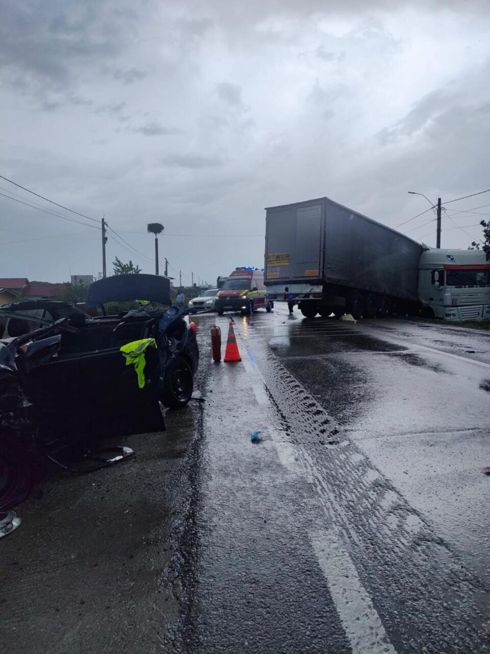 Bărbat resuscitat după ce mașina pe care o conducea s-a ciocnit violent cu un tir