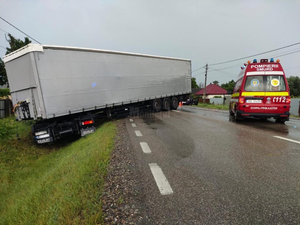 Bărbat resuscitat după ce mașina pe care o conducea s-a ciocnit violent cu un tir