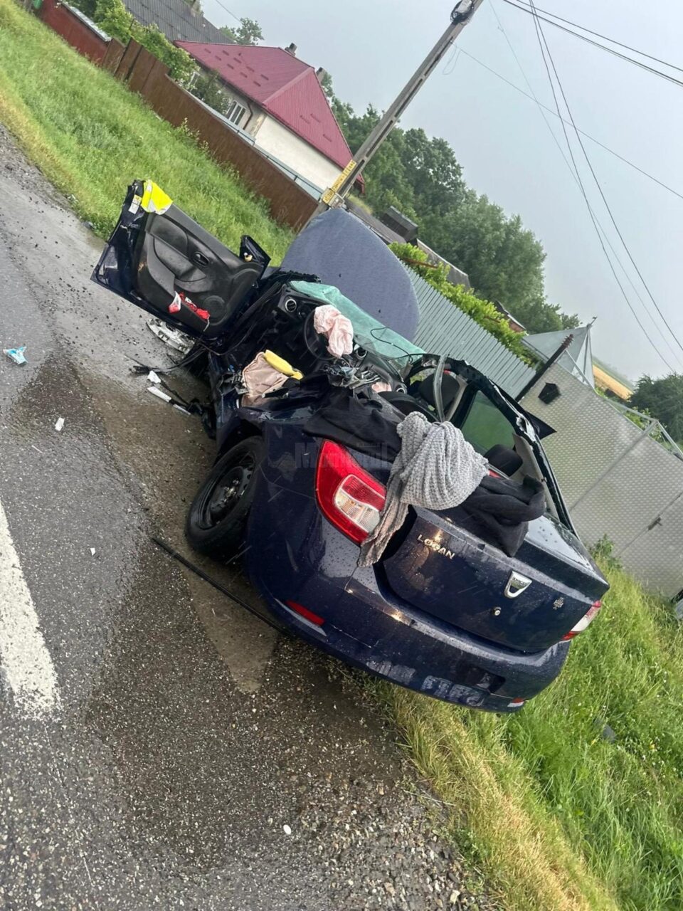 Bărbat resuscitat după ce mașina pe care o conducea s-a ciocnit violent cu un tir