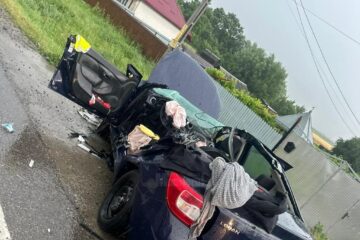 Bărbat resuscitat după ce mașina pe care o conducea s-a ciocnit violent cu un tir