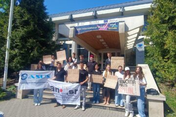 Mai mulți studenți suceveni au protestat împotriva tăierii burselor de către actualul Guvern