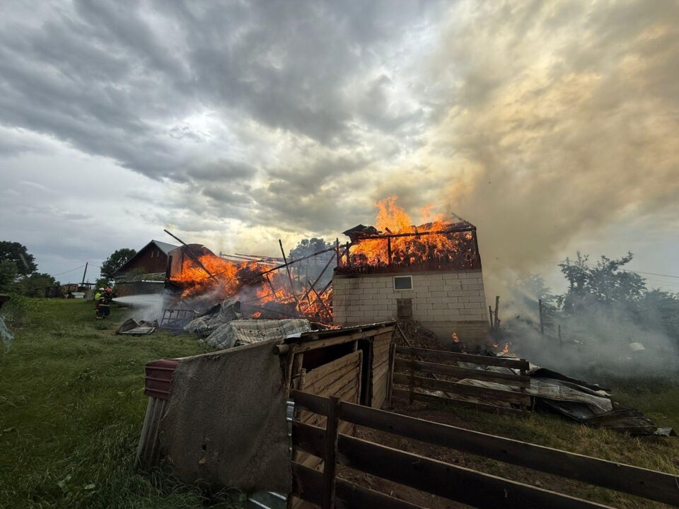 Anexă gospodărească, mistuită de un incendiu