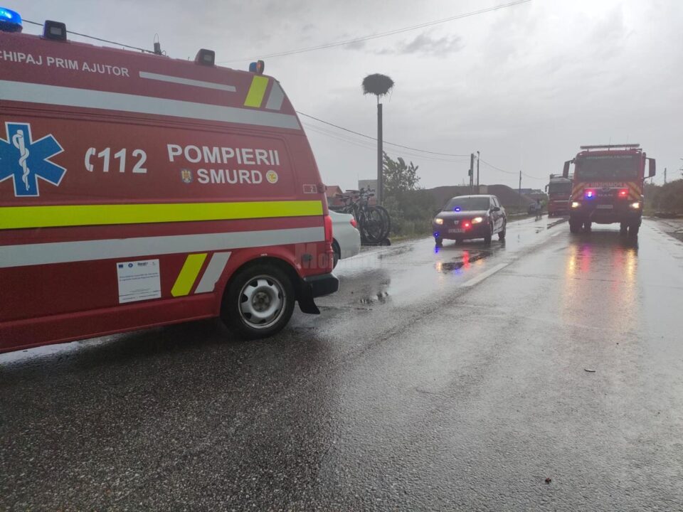 Bărbat resuscitat după ce mașina pe care o conducea s-a ciocnit violent cu un tir