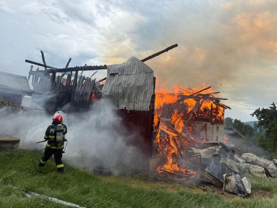 Anexă gospodărească, mistuită de un incendiu