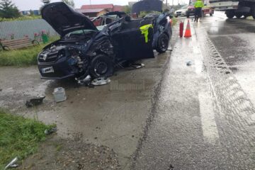 Dacia Logan, spulberată de pe șosea de un tir condus de un tânăr de 23 de ani