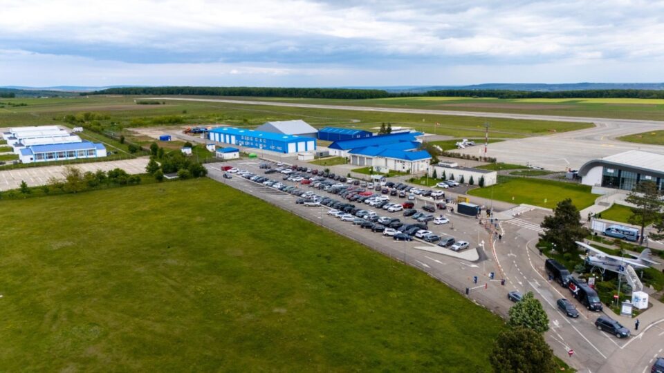 Abonament de parcare de 24 de lei/zi, pentru pasagerii care își lasă mașina între 6 și 15 zile la Aeroportul Suceava Abonament de parcare de 24 de lei/zi, pentru pasagerii care își lasă mașina între 6 și 15 zile la Aeroportul Suceava