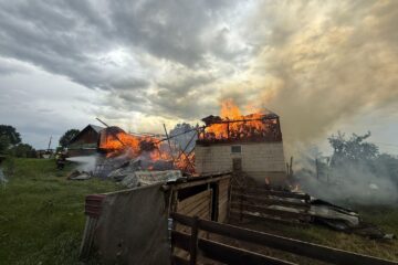 Anexă gospodărească, mistuită de un incendiu