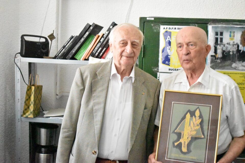 Dumitru Davidel, dedicat memoriei eroilor militari cu lucrarea „Gloria Armatei Române”, creația artistului Radu Bercea, președintele filialei sărbătorite