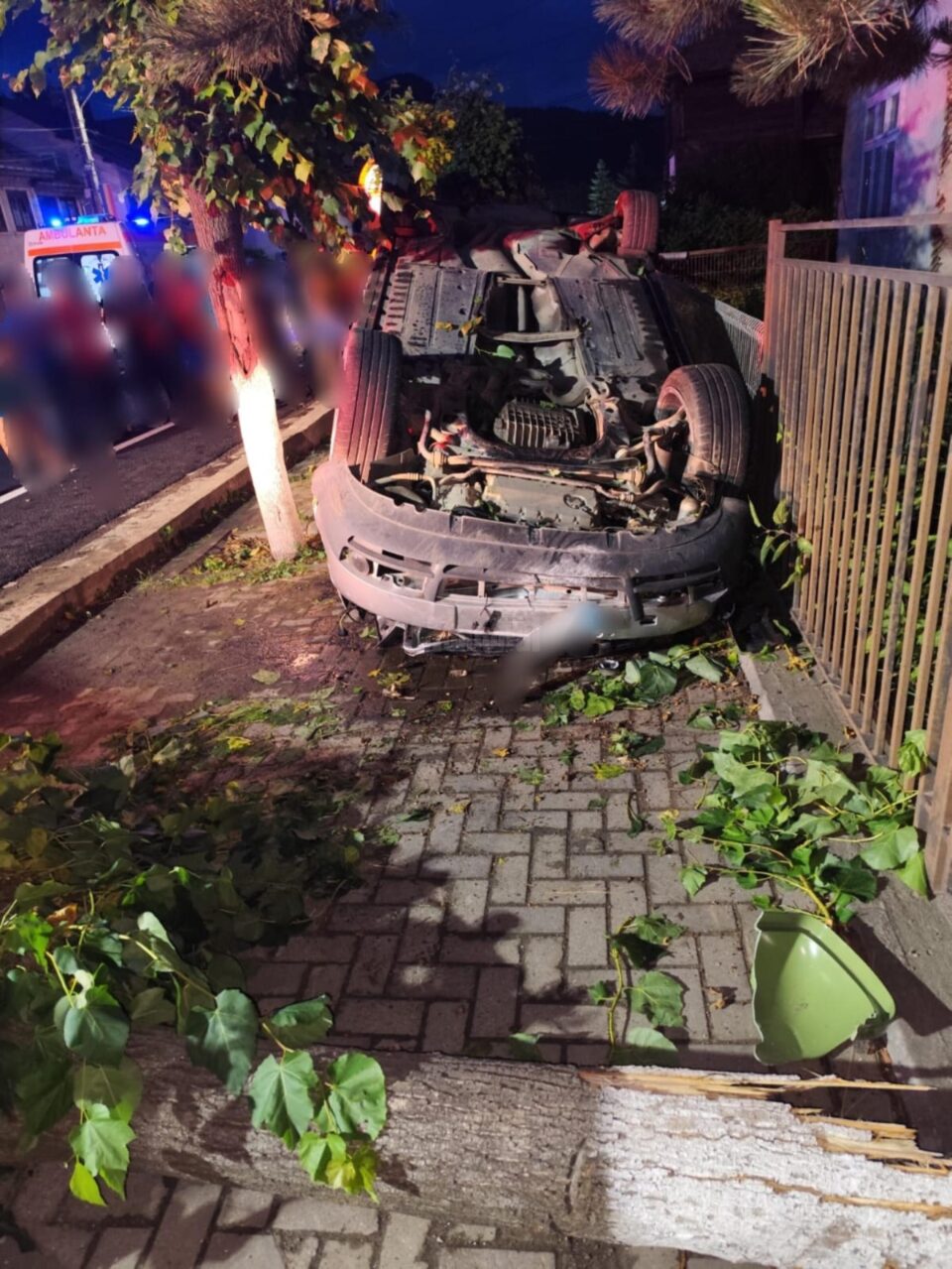Doi consăteni au ajuns la spital după ce s-au ciocnit cu mașinile