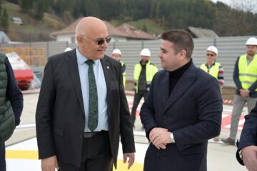Dr. Raed Arafat și președintele CJ Suceava, Gheorghe Șoldan, la baza medicală cu elicopter SMURD de la Câmpulung Moldovenesc