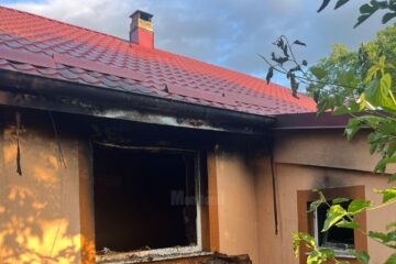 O femeie a suferit un atac de panică și a ajuns la spital după ce casa i-a luat foc