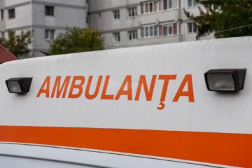 Femeie rănită de un șofer beat care s-a izbit în mașina care îl tracta