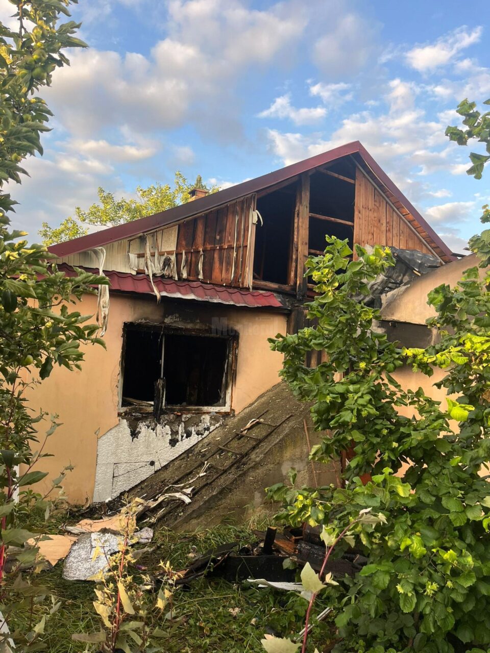 O femeie a suferit un atac de panică și a ajuns la spital după ce casa i-a luat foc