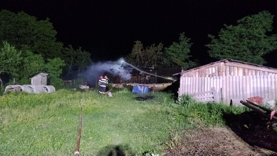 Și-a incendiat singur propria casă, profitând de absența mamei