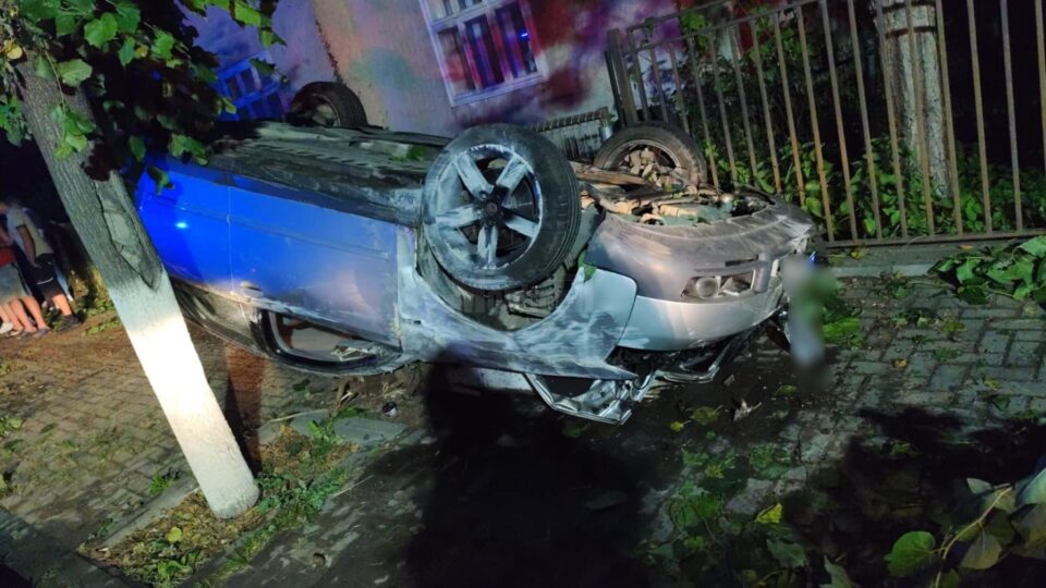 Doi consăteni au ajuns la spital după ce s-au ciocnit cu mașinile