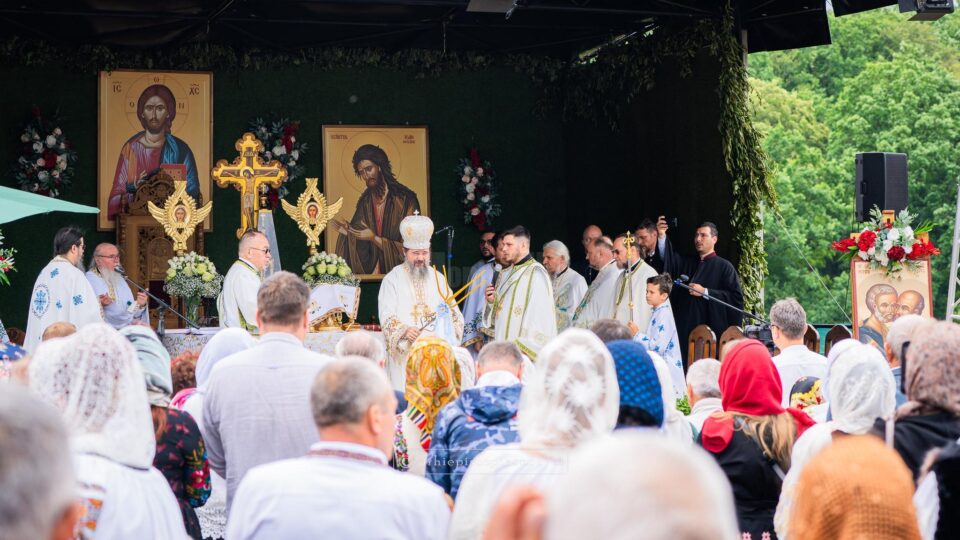 Ocrotitorii Sihăstriei Dragomirnei, Sfinții Apostoli Petru și Pavel, cinstiți prin Liturghie arhierească