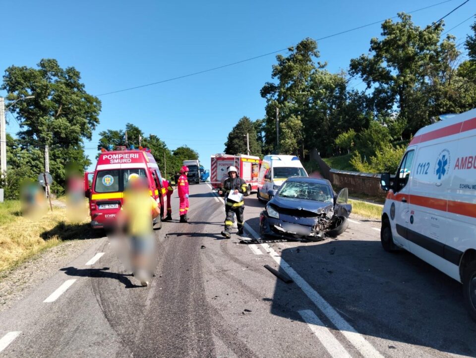 O femeie și o fată de 13 ani, rănite după o coliziune între autoturismul în care se aflau și un tir