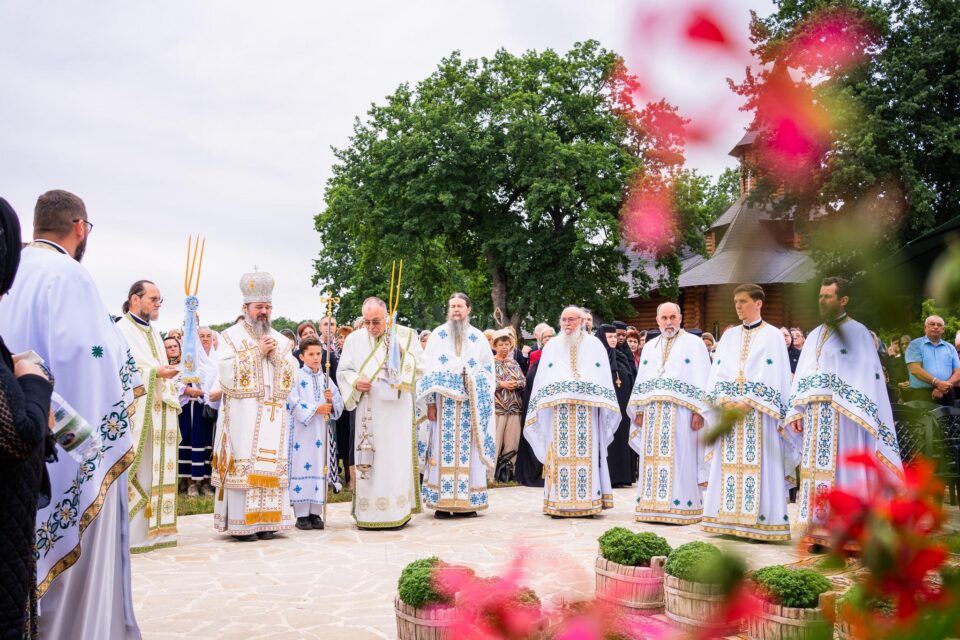 Ocrotitorii Sihăstriei Dragomirnei, Sfinții Apostoli Petru și Pavel, cinstiți prin Liturghie arhierească Ocrotitorii Sihăstriei Dragomirnei, Sfinții Apostoli Petru și Pavel, cinstiți prin Liturghie arhierească