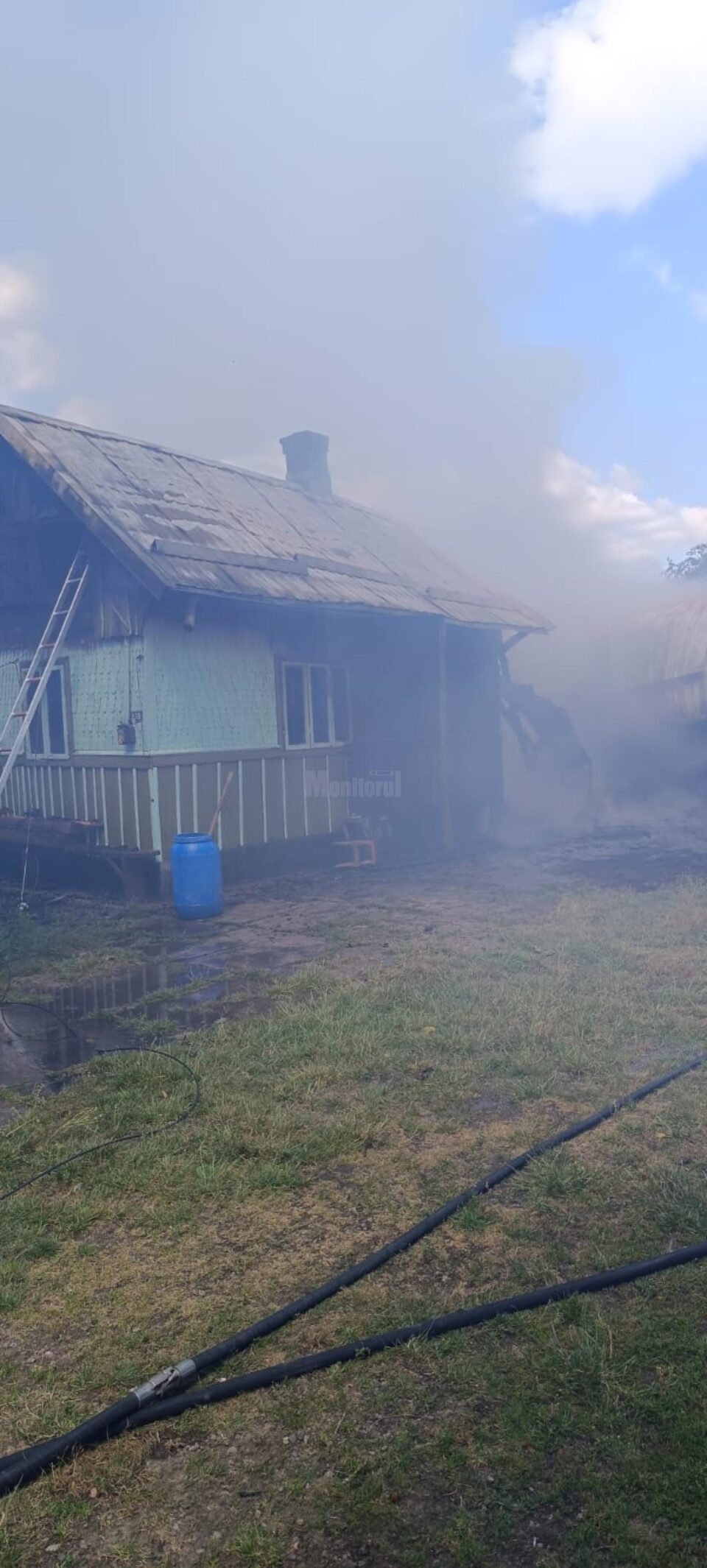 Un incendiu uriaș a mistuit o casă, anexe și mai multe animale