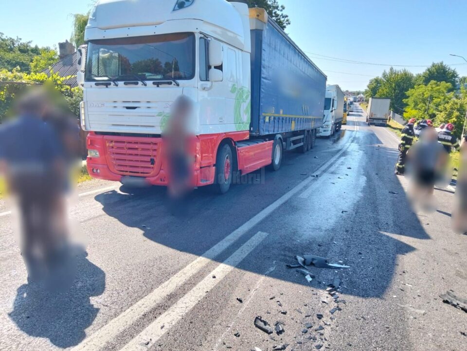 O femeie și o fată de 13 ani, rănite după o coliziune între autoturismul în care se aflau și un tir