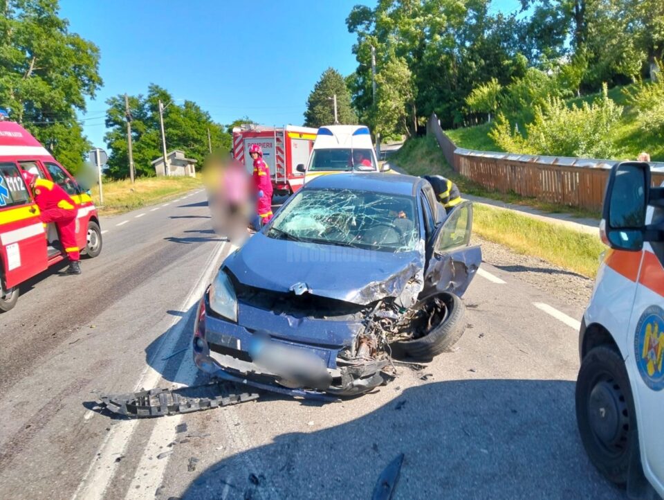 O femeie și o fată de 13 ani, rănite după o coliziune între autoturismul în care se aflau și un tir