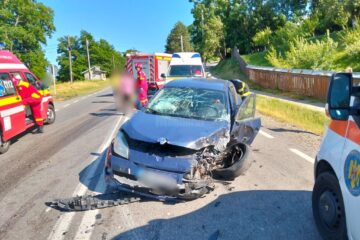 O femeie și o fată de 13 ani, rănite după o coliziune între autoturismul în care se aflau și un tir