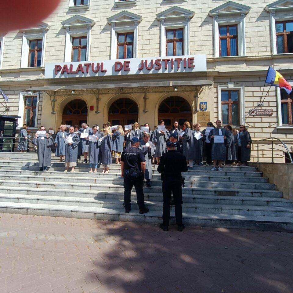 Grefierii din Palatul de Justiție Suceava au declanșat marți un protest spontan și au oprit activitatea