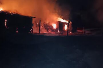 Pentru stingerea flăcărilor au fost mobilizate șase mașini de pompieri